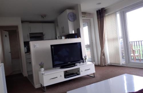 Corton House | Lovely 5 Berth Bungalow At Waterside Village Park In Corton Ref 14006W