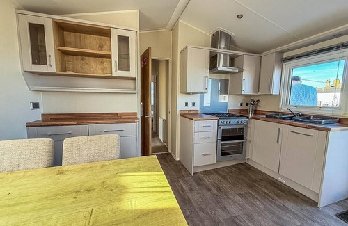 Felixstowe House | Lovely 6 berth caravan at Suffolk Sands Holiday Park ref 45010MV