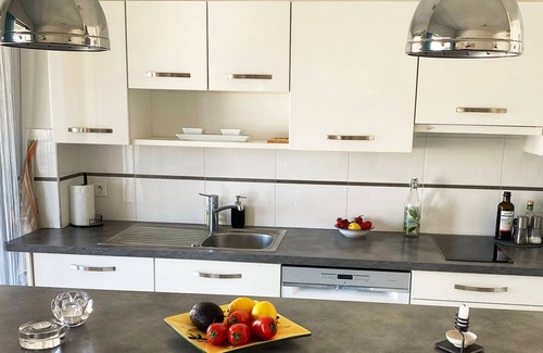 Cannes Apartment | Lovely and bright apartment on the fifth floor with a large terrace. Garage!