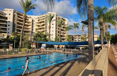 Ra'ananna Apartment | Lovely and Bright Apart, 2 Bed, 2 Bath, sleeps 5, Swimming pool - Jacuzzi & Gym
