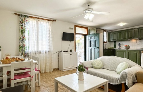 Lefktron Apartment | Lovely apartment in Aghios Dimitris/M.