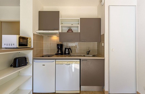 Pont-Aven Apartment | Lovely apartment for 2 guests with TV, pets allowed and parking