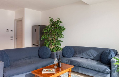 Aurogna Apartment | Lovely apartment for 4 people with WIFI, A/C, TV, terrace, pets allowed and parking