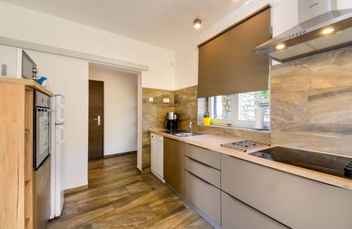Municipality of Omisalj Apartment | Lovely apartment for 5 people with WIFI, A/C, TV, terrace, pets allowed and parking