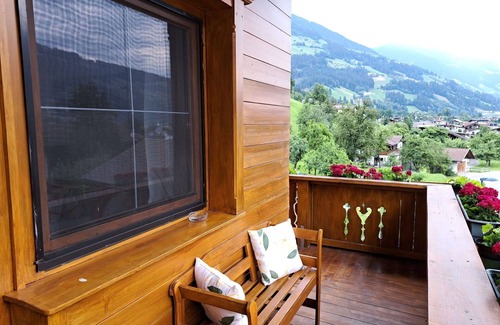 Burgstall Apartment | Lovely apartment for 10 guests with WIFI, TV, balcony and parking