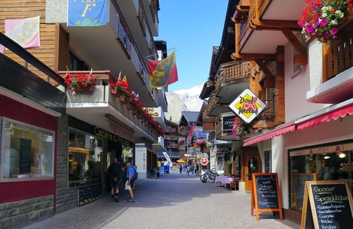 Saas-Fee Apartment | Lovely apartment for 10 guests with WIFI, TV, balcony and pets allowed
