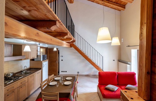 Sampeyre Apartment | Lovely apartment for 4 people with WIFI, pool, TV, terrace and parking