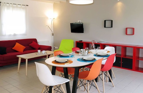 Creances House | Lovely apartment in villa for 6 guests with WIFI, TV, terrace, pets allowed and parking