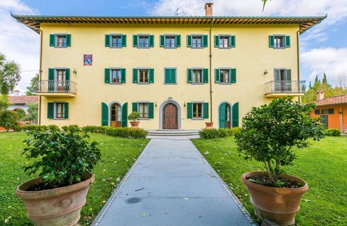 Fucecchio Villa | Lovely apartment in villa with A/C, private pool, WIFI, hot tub, TV, pets allowed and parking