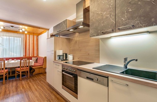 Arriach Villa | Lovely apartment in villa for 9 guests with WIFI, TV, patio and parking