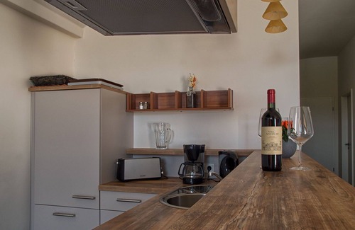 Grossposna House | Lovely apartment in villa for 4 guests with WIFI, TV, terrace, pets allowed and parking