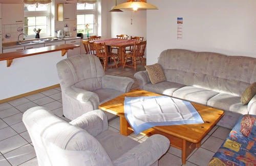 Bunde House | Lovely apartment in villa for 14 people with WIFI, TV, terrace, pets allowed and parking