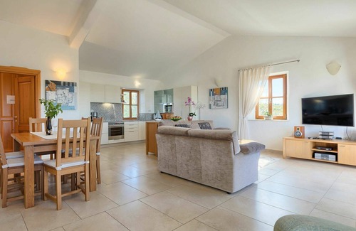 Bibali House | Lovely apartment in villa for 5 guests with WIFI, A/C, pool, TV, terrace and parking
