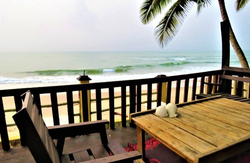 Ampenyi House | Lovely beach cottage - Basic ocean front home