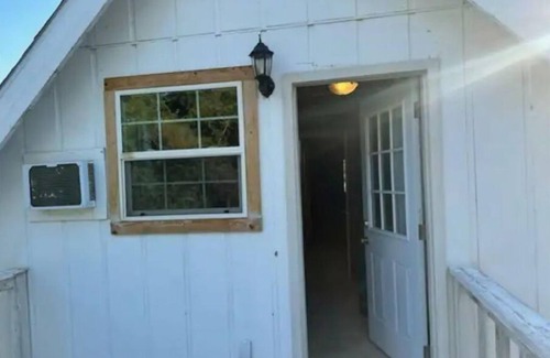 Springville House | Lovely Creek View Apartment Near GIANT SEQUOIAS