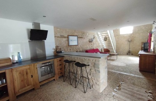 Saint-Vincent-sur-l'Isle House | Lovely riverside accommodation with character