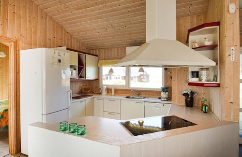 Lild Strand House | Lovely home in Frøstrup with kitchen