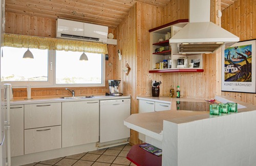 Lild Strand House | Lovely home in Frøstrup with kitchen