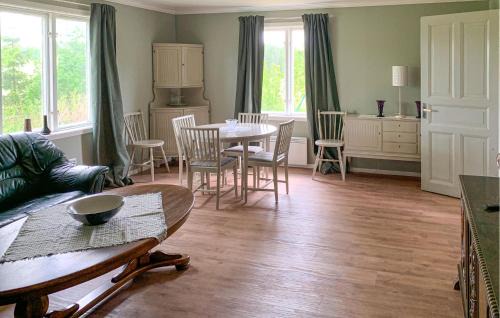Fargelanda Municipality House | Lovely Home In Högsäter With Kitchen