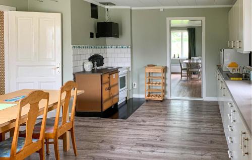 Fargelanda Municipality House | Lovely Home In Högsäter With Kitchen