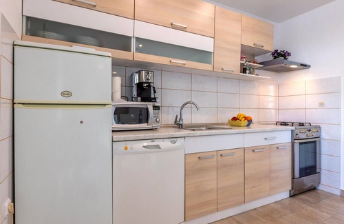 Neoric House | Lovely home in Neoric with WiFi