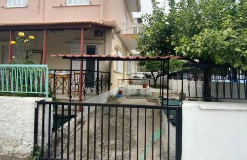 Ilion House | Lovely House with Private Carport & Shady Veranda