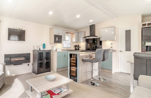 Saxmundham Cottage | Lovely lodge set on a beautiful site with woodlands and fishing lakes.