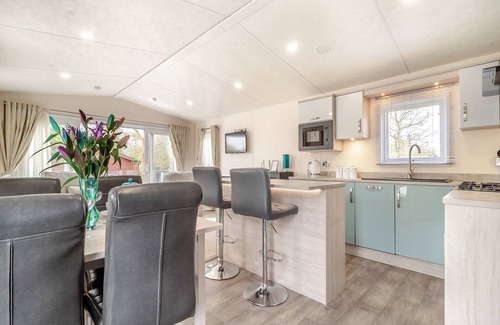 Saxmundham Cottage | Lovely lodge set on a beautiful site with woodlands and fishing lakes.
