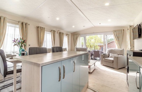 Saxmundham Cottage | Lovely lodge set on a beautiful site with woodlands and fishing lakes.