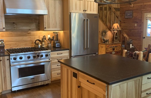 Oxford Cabin | Lovely Private Log Home Perfect For Larger Families Situated On Thompson Lake