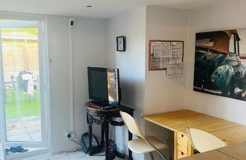 Childs Hill House | Lovely private room in Central London next to Hampstead, Camden, and Golders Green