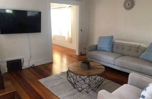 Albany House | LOVELY RENOVATED 2 BEDROOM HOME WITH FREE PARKING