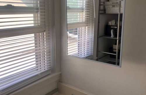 Albany House | LOVELY RENOVATED 2 BEDROOM HOME WITH FREE PARKING