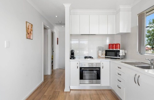 Oaklands Park House | Lovely Renovated 2BR Townhouse/WiFi/Parking