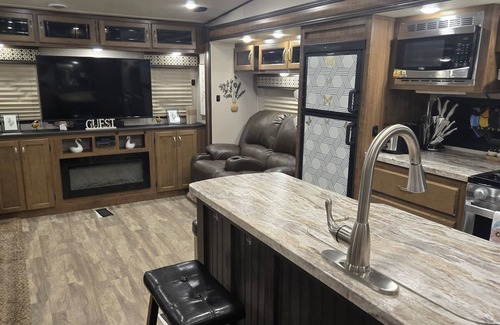 Deltona Lakes House | Lovely RV with outdoor pool and Jacuzzi.