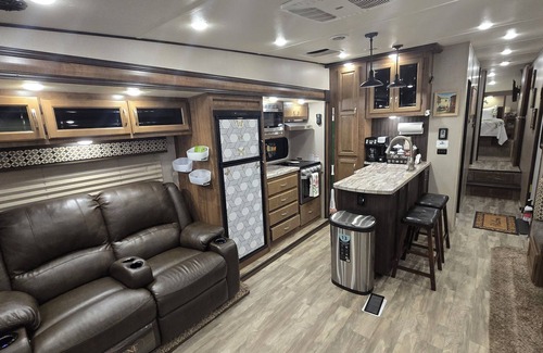 Deltona Lakes House | Lovely RV with outdoor pool and Jacuzzi.