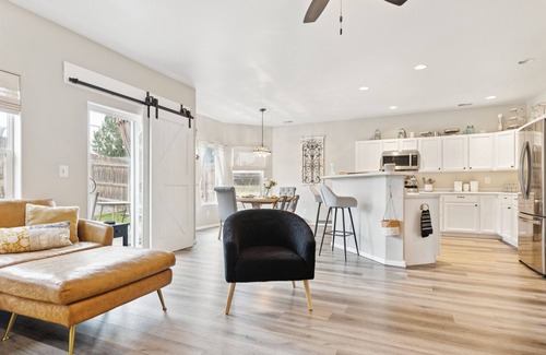 Montrose House | Lovely, spacious 3 bedroom townhome