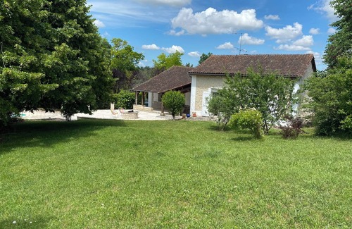 Allemans House | Lovely stone country house on a four-hectare estate with swimming pool & jacuzzi