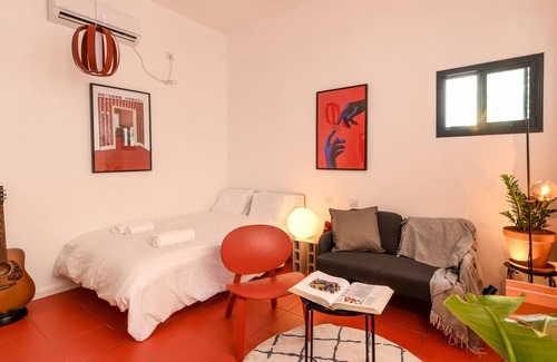 Haifa Apartment | Lovely Studio Apt with Exquisite Crimson Interior near Talpiot Market
