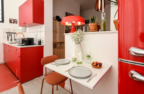 Haifa Apartment | Lovely Studio Apt with Exquisite Crimson Interior near Talpiot Market