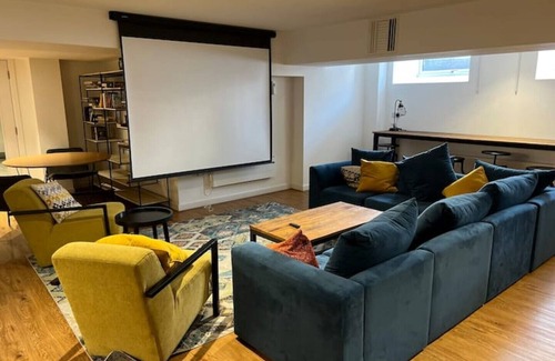 Cheadle Hulme Apartment | Lovely Studio in Cheadle Hulme