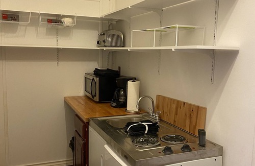 Woodford Park Apartment | Lovely Studio, Private Entrance, Porch, & Parking