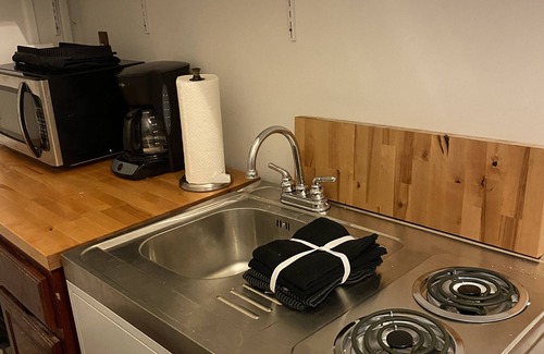 Woodford Park Apartment | Lovely Studio, Private Entrance, Porch, & Parking