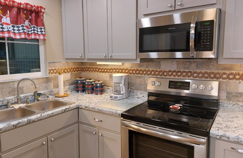 El Reno House | Lovely Themed house - 5 Minutes from the Lake and Golf Course!