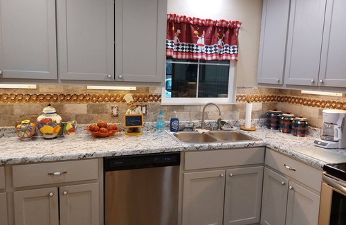 El Reno House | Lovely Themed house - 5 Minutes from the Lake and Golf Course!