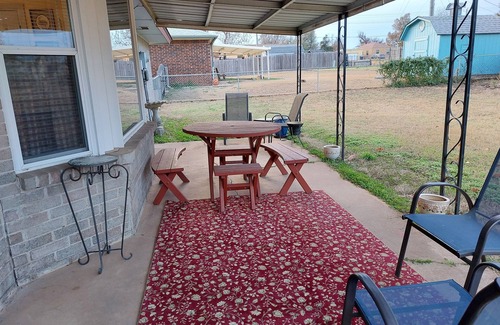 El Reno House | Lovely Themed house - 5 Minutes from the Lake and Golf Course!
