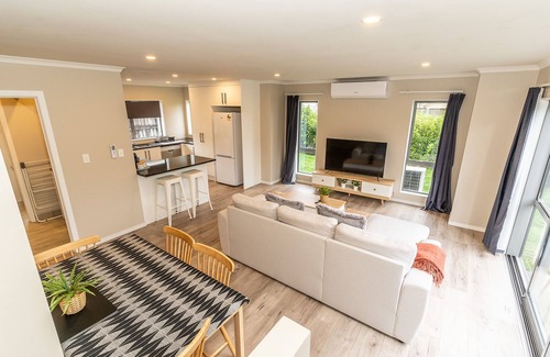 Frankton House | Lovely Townhouse Recently renovated