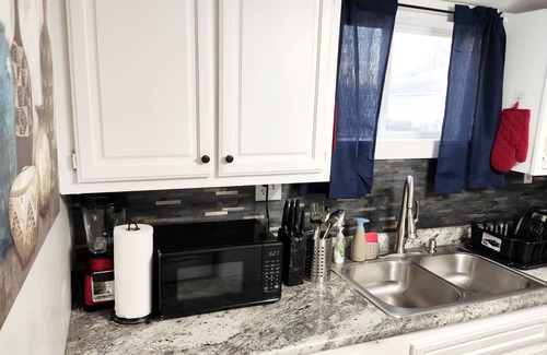 Greenfield House | Lovely Two Bedroom Home- Close to DT Greenfield