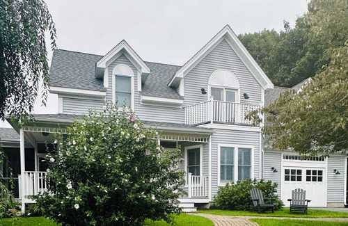 Shoreby Hill House | Lovely, well-maintained, Jamestown family home -In town and steps from sea-front