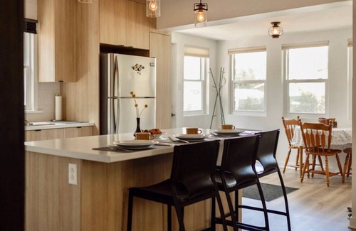 Stanstead Township House | Lovering accès à l'eau + foyer